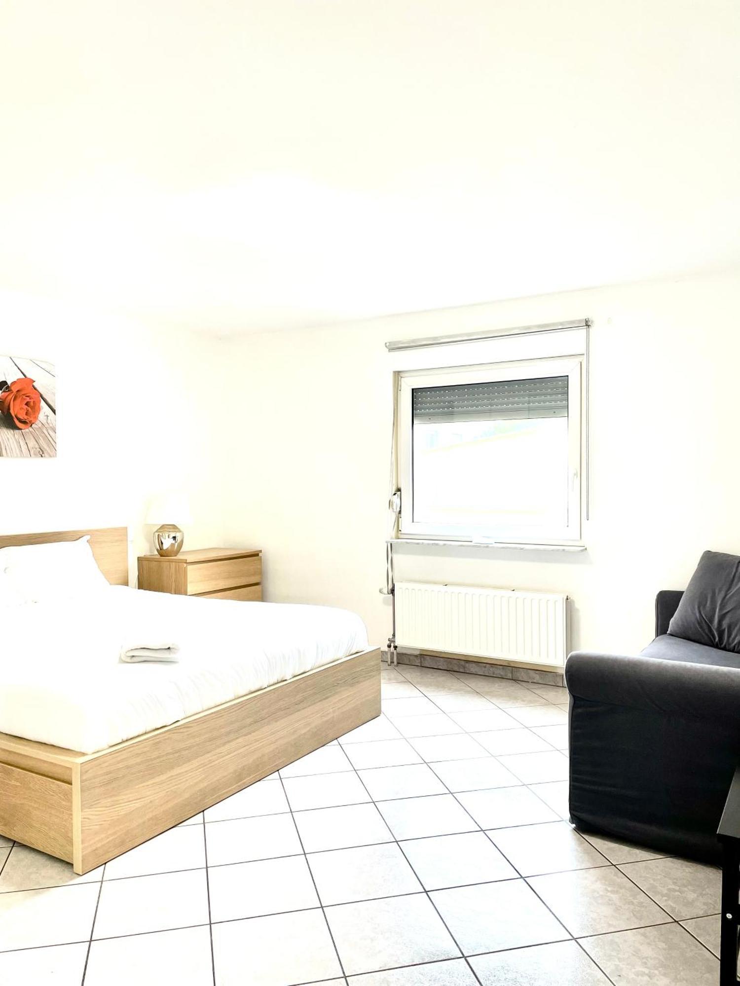 Large Room In Schuttrange Free Parking 10Mins To Airport Excellent Customer Services Люксембург Экстерьер фото