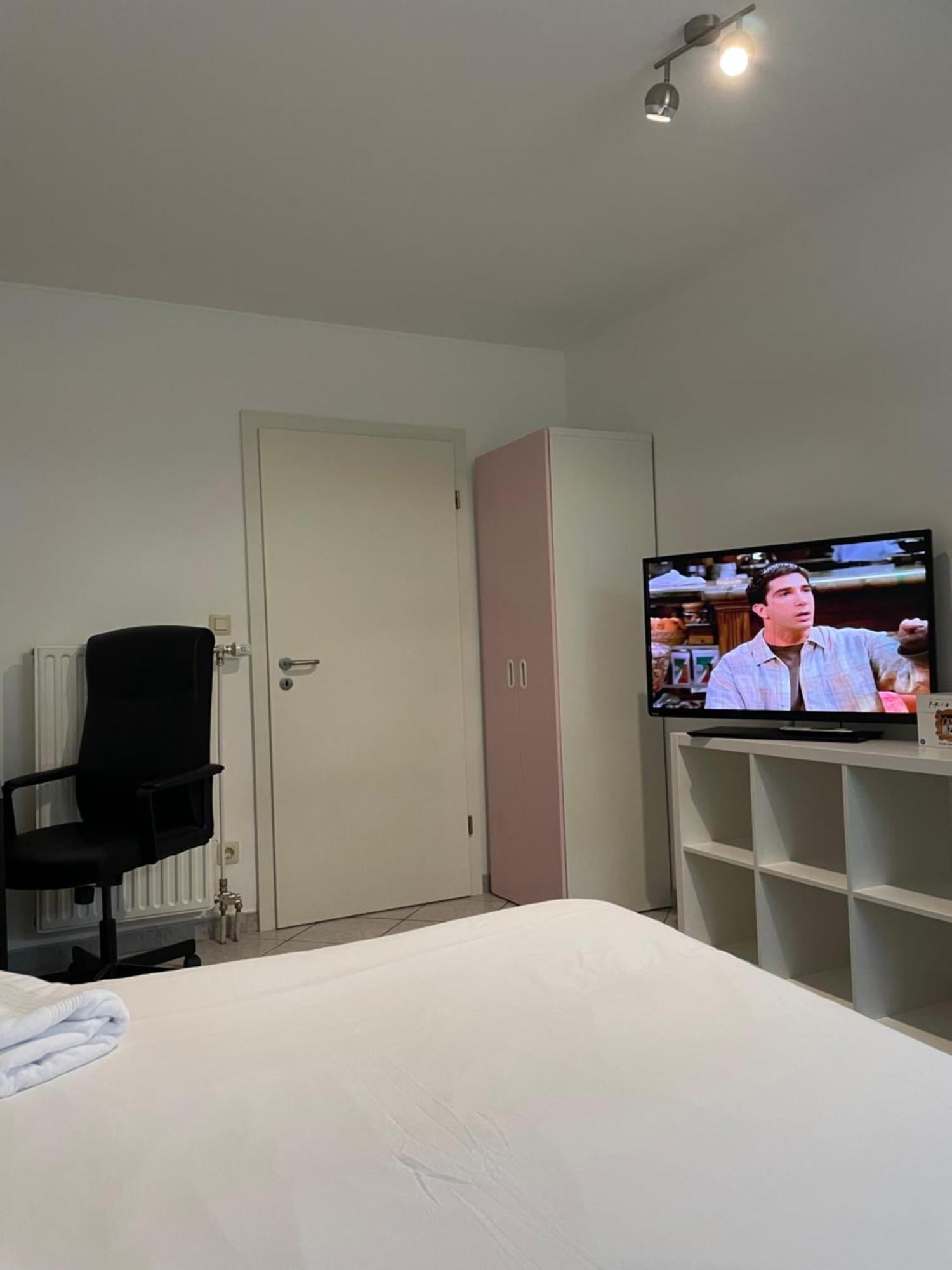 Large Room In Schuttrange Free Parking 10Mins To Airport Excellent Customer Services Экстерьер фото